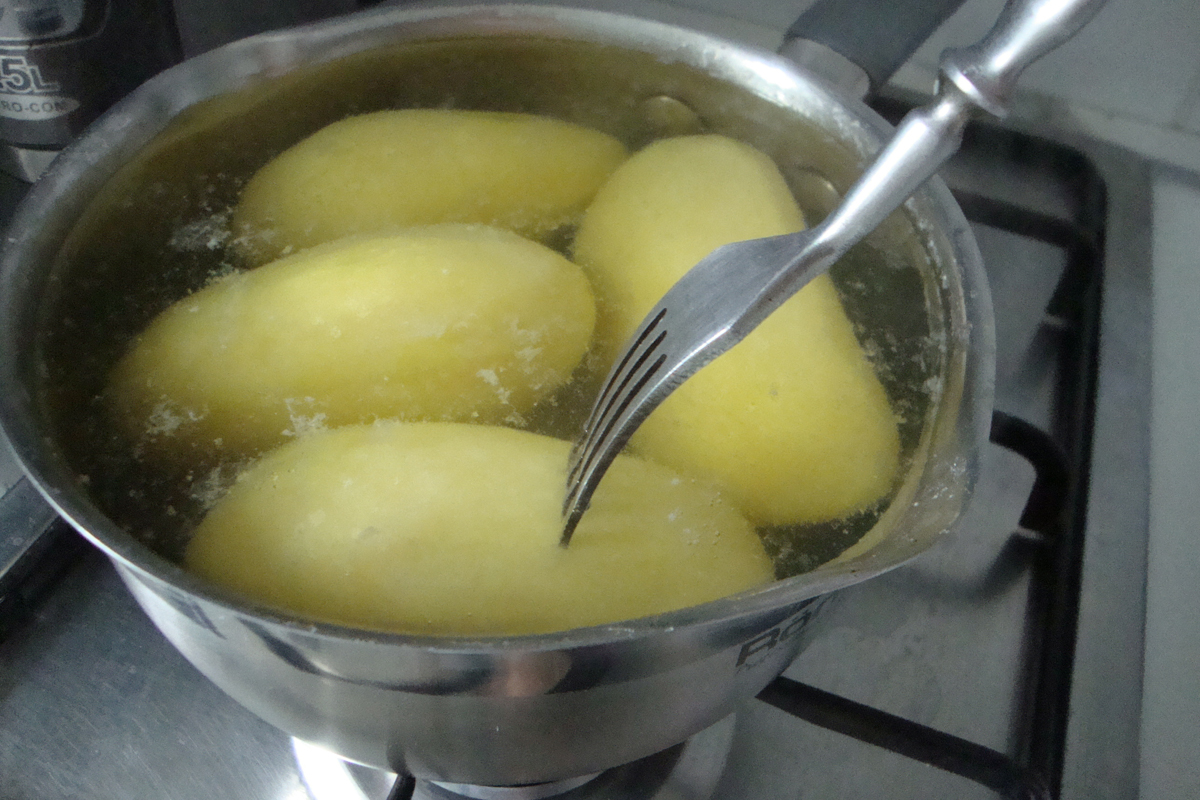 Варить картошку в кипящей воде. Вареная картошка. Картошка варится. Картофель без кожуры. Вареная картошка в кастрюле.