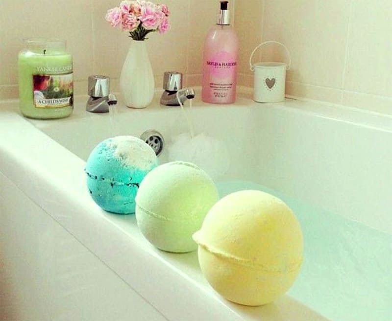 Купаюсь ванной бомбочками. Бомбочки для ванной. Бомбочка для ванны в ванне. Мыльные бомбочки для ванны. Бомбочки для ванны розовые.